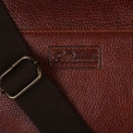 Коричневая кожаная сумка через плечо для документов и ноутбука Ashwood Leather Blake Chestnut. Вид 4.